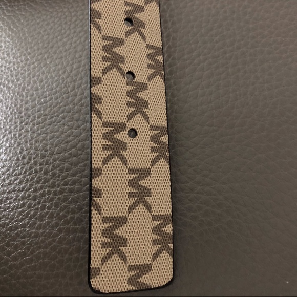 SALE!! โฅ๏ธ MICHAEL KORS signature designer belt in M - Picture 8 of 10